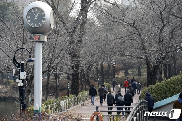 22일 오후 서울 송파구 석촌호수에서 시민들이 산책을 하고 있다. 2021.2.22/뉴스1 © News1