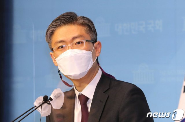 서울시장 보궐선거에 출마한 조정훈 시대전환 의원.2021.2.24/뉴스1 © News1