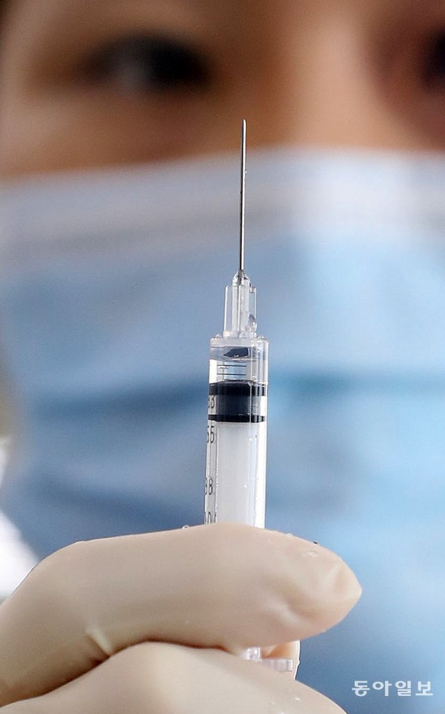 26일 요양병원 환자 등을 대상으로 코로나19 백신 접종이 시작된다. 한 간호사가 코로나19 예방접종 교육을 받으며 백신 접종용 주사기를 들고 있다. 동아일보DB