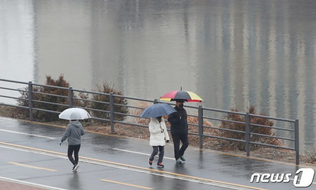 지난 1월26일 중랑천에서 우산을 쓴 시민들이 산책을 즐기는 모습. 2021.1.26/뉴스1 © News1