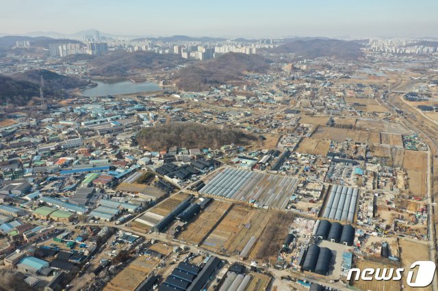 국토교통부는 24일 신규 공공택지 추진계획을 발표했다. 이날 신규택지로 지정된 광명·시흥 지구는 1271만㎡ 규모로 서울 여의도 면적의 4.3배에 이르며 광명·시흥 지구에서 총 7만가구의 신규 주택을 지을 계획이다. 사진은 이날 신규 택지로 지정된 경기도 시흥시 과림동, 광명시 옥길동 일대의 모습. 2021.2.24/뉴스1 © News1