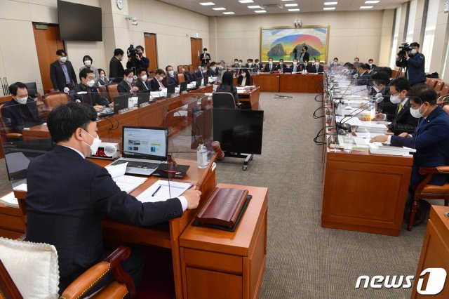 국회 정무위원회 전체회의. 2021.2.17/뉴스1 © News1