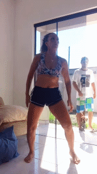 주거 침입한 남성을 쫓아내는 안젤라 곤칼베스. 페이스북 갈무리