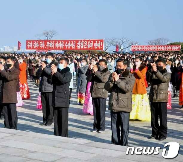 북한 노동당 기관지 노동신문은 평양시와 각 도들에서 당 제8차 대회가 제시한 5개년 계획의 첫해 과업을 철저히 관철하기 위한 근로단체연합 궐기모임이 진행됐다며 25일 관련 사진과 함께 보도했다. 마스크를 쓴 궐기모임 참가자들이 손뼉을 치고 있다. 뒤로는 김정은 당 총비서를 추앙하는 팻말이 보인다.(평양 노동신문=뉴스1)