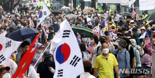 보수단체 집회 참가자들이 지난해 광복절인 8월15일 오전 서울 종로구 광화문광장 인근에서 8·15 국민대회 집회에 참가하기 위해 집결하고 있다. 뉴시스