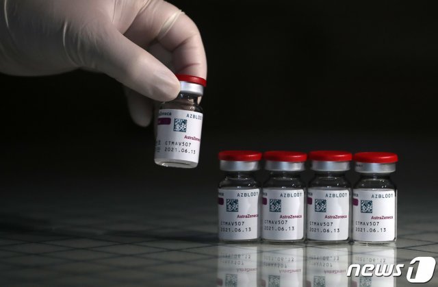 국내 첫 신종 코로나바이러스 감염증(코로나19) 백신 접종을 하루 앞둔 25일 서울의 한 요양병원에서 관계자가 아스트레제네카(AZ) 백신을 들어보이고 있다. 뉴스1