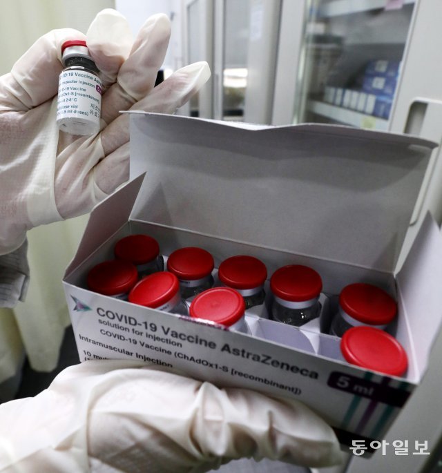 보건소 직원이 아스트라제네카 박스를 열어 백신을 보여주었다. 1병으로 10명에게 접종할 수 있다. 김재명기자 base@donga.com