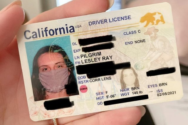 마스크 쓴 사진이 사용된 운전면허증. 사진=레슬리 페이스북