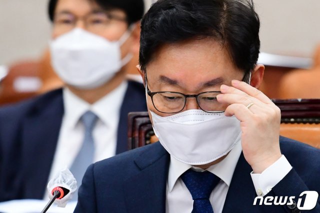 박범계 법무부 장관이 25일 오후 서울 여의도 국회에서 열린 법제사법위원회 전체회의에 출석해 안경을 고쳐쓰고 있다. 2021.2.25/뉴스1 © News1