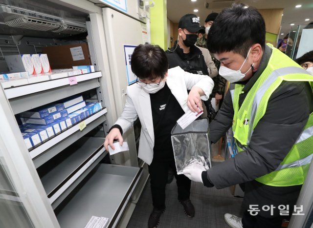 코로나19 백신인 아스트라제네카가 25일 전국 각 지역 보건소와 요양병원에 도착했다. 서울 송파구보건소에서 백신이 전용 냉장고로 옮겨지고 있다.
