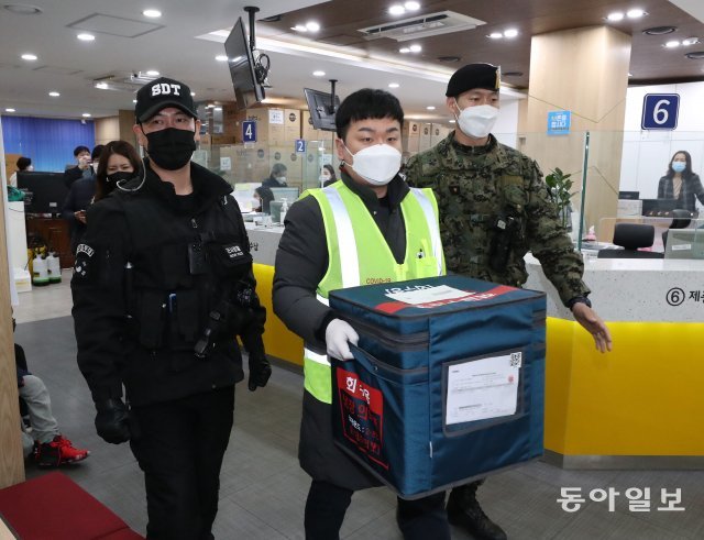 코로나19 백신인 아스트라제네카가 25일 서울 송파구보건소에 도착하고 있다.