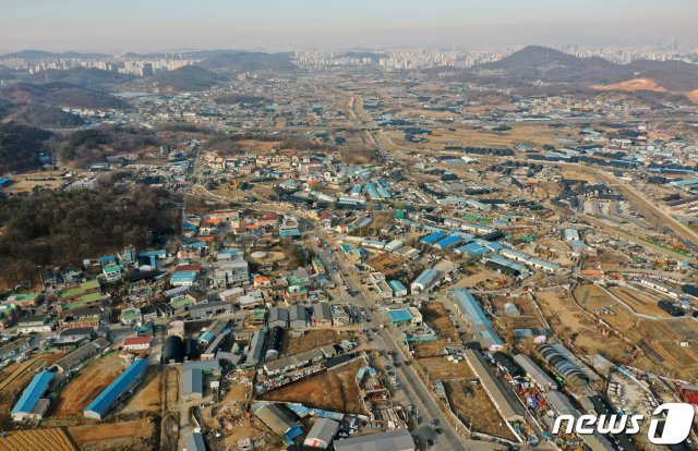 국토교통부는 24일 신규 공공택지 추진계획을 발표했다. 이날 신규택지로 지정된 광명·시흥 지구는 1271만㎡ 규모로 서울 여의도 면적의 4.3배에 이르며 광명·시흥 지구에서 총 7만가구의 신규 주택을 지을 계획이다. 사진은 이날 신규 택지로 지정된 경기도 시흥시, 광명시 일대의 모습. 2021.2.24/뉴스1 © News1