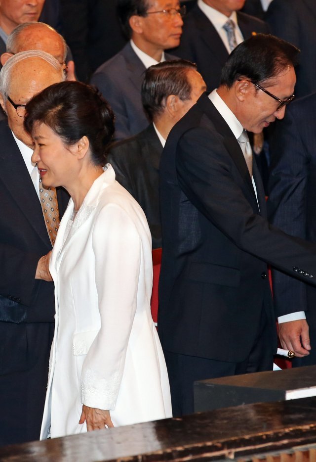 박근혜 대통령과 이명박 전 대통령이 2015년 서울 세종문화회괸에서 열린 제70주년 광복절 중앙경축식에 참석한 모습. 그는 이명박 전 대통령과 임기 동안 불편한 관계를 가졌다. 청와대사진기자단
