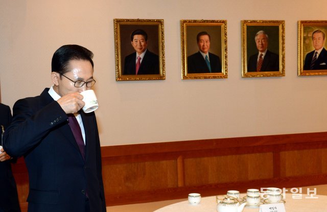 이명박 대통령이 2013년 2월 마지막 국무회의에 앞서 국무위원들과 함께 차를 마시고 있다.  동아일보DB