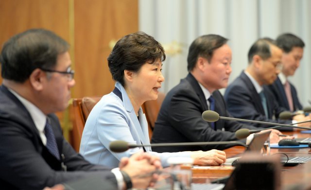 박근혜 대통령이 2016년 10월 청와대에서 열린 수석보좌관 회의에서 모두 발언을 하고 있다. 청와대사진기자단