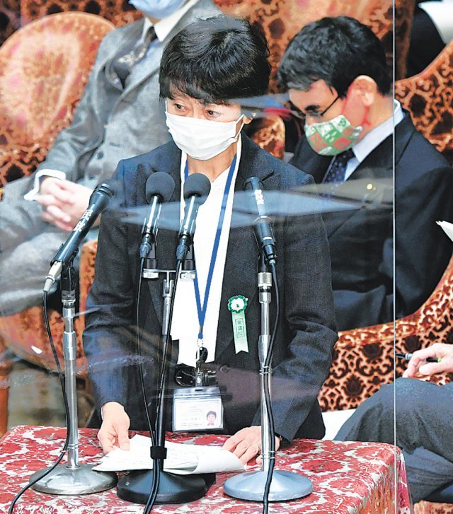 스가 요시히데 일본 총리의 장남 스가 세이고로부터 7만4203엔(약 78만 원)의 식사를 접대받아 논란에 휩싸인 야마다 마키코 내각공보관이 25일 의회에서 의원들의 질문에 답하고 있다. 도쿄=AP 뉴시스
