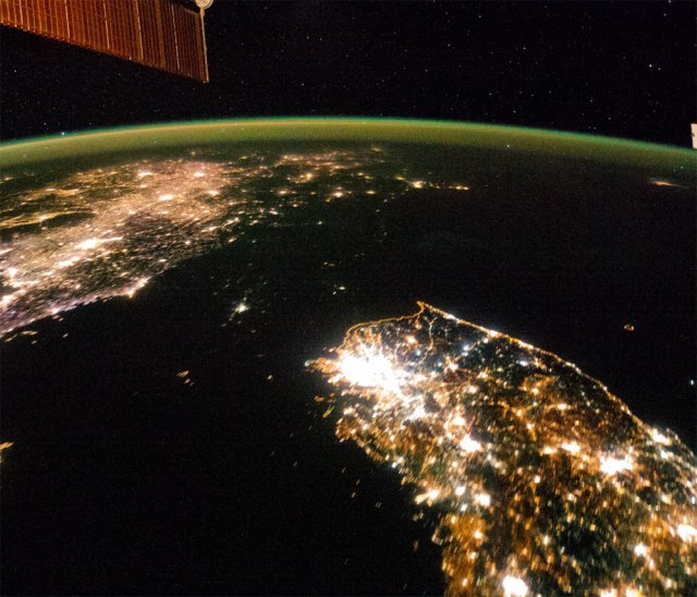 2014년 1월 30일 국제우주정거장에서 촬영한 한반도. 불빛으로 환하게 밝혀진 한국과 달리 북한은 평양을 제외하곤 암흑으로 변해 심각한 전력난을 고스란히 보여준다. 미국항공우주국