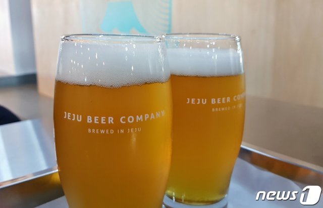 제주맥주 투어 당시 내부 펍(PUB)에서 내린 맥주 모습 2017.9.3/ 뉴스1 © 뉴스1