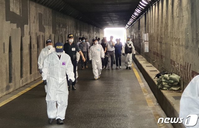 국립과학수사연구원 관계자들이 부산시 동구 초량 제1지하차도를 현장 감식하고 있다. 2020.7.30/뉴스1 © News1