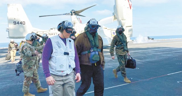 美국방 “바이든이 공습 승인” 미국 캘리포니아주 앞바다에 있는 항공모함 니미츠함을 방문한 로이드 오스틴 미 
국방장관(앞줄 왼쪽에서 두 번째)이 25일(현지 시간) 항모 위를 걸어가고 있다. 오스틴 장관은 이날 “조 바이든 대통령이 시리아
 내 친이란 민병대 공습을 승인했다”고 밝혔다. AP 뉴시스
