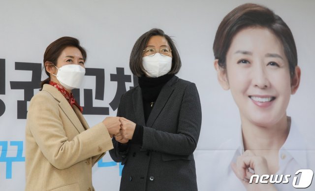 나경원 국민의힘 서울시장 예비후보(왼쪽)가 지난 24일 오후 서울 여의도에 마련된 선거사무실에서 열린 전문가 고문 영입 기자회견에서 이수정 경기대학교 범죄심리학과 교수와 기념촬영을 하고 있다. 2021.2.24/뉴스1 © News1 신웅수 기자