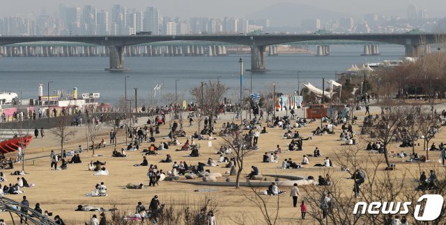 완연한 봄날씨를 보인 21일 오후 서울 여의도 한강공원을 찾은 시민들이 모처럼 따뜻한 봄기운을 만끽하고 있다. 2021.2.21/뉴스1 © News1