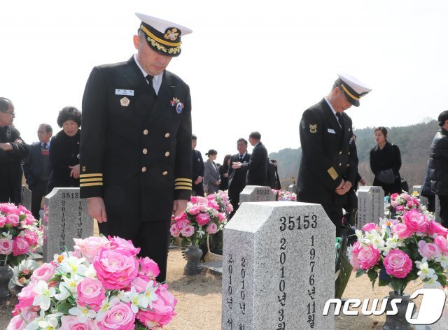 지난 2010년 3월 26일 ‘천안함 폭침’ 당시 함장이었던 최원일 해군 중령(왼쪽)이 2018년 국립대전현충원에서 엄수된 제3회 서해수호의 날 기념식 뒤 천안함 46용사 묘역을 찾아 참배를 하고 있다. 2018.3.23/뉴스1 © News1