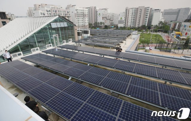지난해 7월17일 오후 서울 강서구 공항고등학교 옥상에 태양광 패널이 설치돼 있다. 2020.7.17/뉴스1 © News1