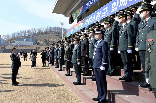 신임장교들에게 서욱 국방부장관이 축하 인사를 하고 있다.＜사진제공 육군＞