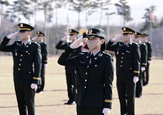 2021년 학군장교 임관식에 참석한 신임 학군장교들이 임석상관에게 경례하고 있다. ＜사진제공 육군＞
