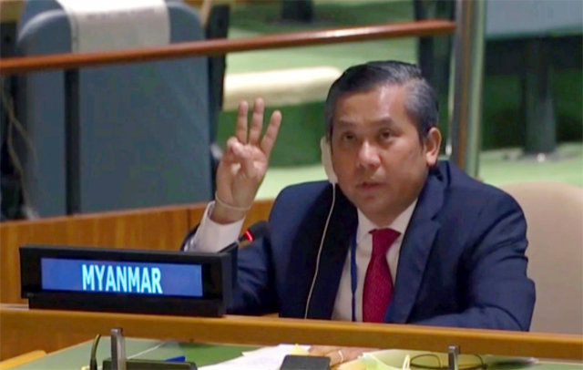 미얀마 유엔대사 “쿠데타 멈춰라” 연설후 해임 미국 뉴욕에서 열린 유엔 총회에 참석한 초 모 툰 주유엔 미얀마대사가 국제사회의 움직임을 촉구하며 쿠데타 저항의 상징인 세 손가락 경례를 해 보이고 있다. AP 뉴시스