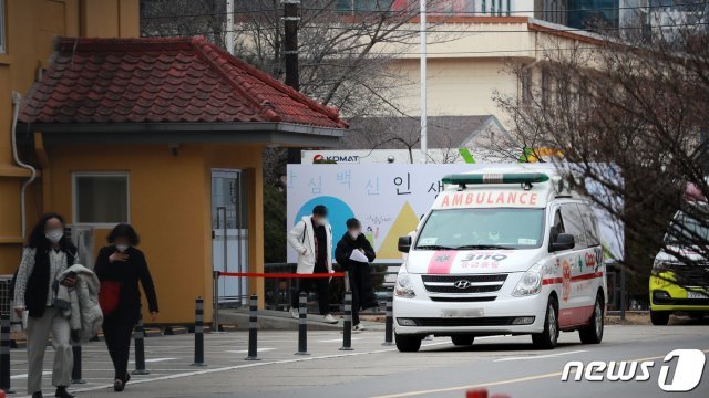 신종 코로나바이러스 감염증(코로나19) 백신 접종 사흘째인 28일 시민들이 서울 중구 국립중앙의료원 중앙예방접종센터를 나서고 있다. 2021.2.28 © News1