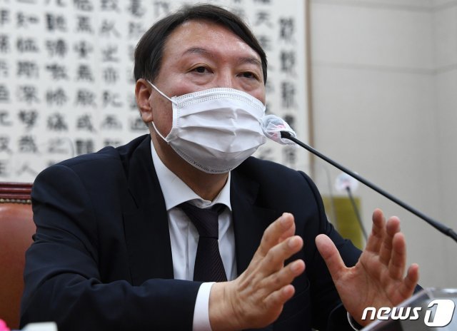 윤석열 검찰총장이 22일 서울 여의도 국회에서 열린 법제사법위원회의 대검찰청에 대한 국정감사에 출석해 의원 질의에 답변하고 있다. 2020.10.22 © News1