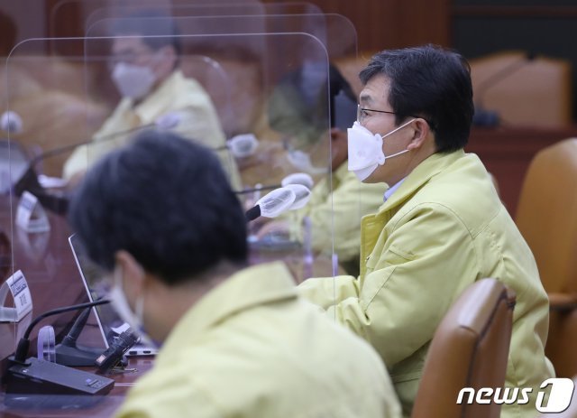 권덕철 보건복지부 장관이 1일 오전 서울 종로구 정부서울청사에서 열린 코로나19 중앙재난안전대책본부 회의에서 모두 발언을 하고 있다. 2021.3.1/뉴스1 © News1