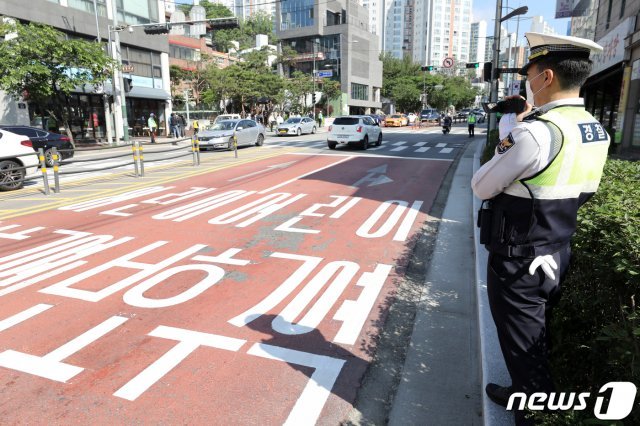 서울의 한 초등학교 인근에서 경찰이 교통 단속을 하는 모습. © News1