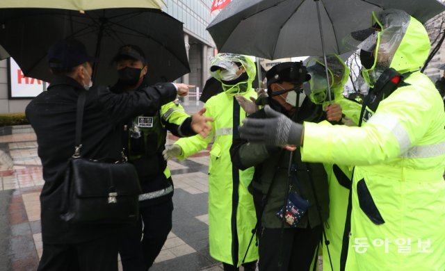 1일 서울 종로구 동화면세점 앞에서 열린 보수단체 집회에 폴리스 라인을 넘은 시민들이 경찰과 실랑이를 벌이고 있습니다.