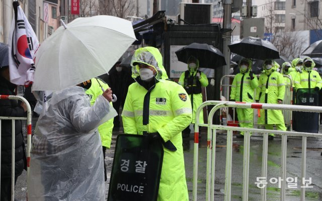 1일 서울 중구 신세계백화점 앞에서 열린 우리공화당 주최 반정부 집회에 경찰들이 집회장소 출입을 통제하고 있다. 박영대 기자 sannae@donga.com