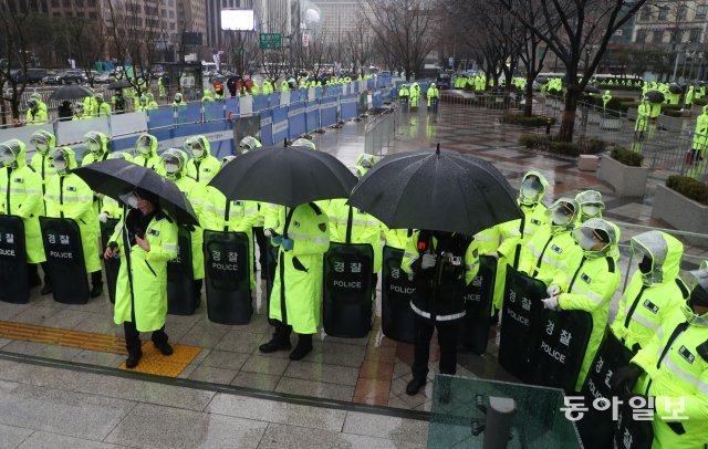 1일 서울 종로구 동화면세점 앞에서 경찰들이 집회장소 출입을 통제하고 있습니다.