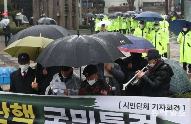 1일 서울 종로구 동화면세점 앞에서 안보시민단체총연맹 주최 반정부 기자회견이 열리고 있습니다.