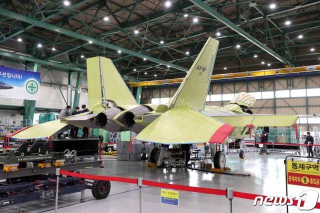 지난달 24일 경남 사천 한국항공우주산업(KAI) 사천공장에서 한국형전투기 KF-X 시제기 막바지 조립 작업이 진행되고 있다.(국방일보 제공) 2021.3.1/뉴스1 © News1
