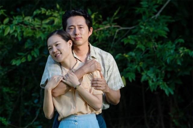 영화 ‘미나리’에서 한국 출신의 미국 이민자 가정의 부부 역할로 호흡을 맞춘 한예리(모니카 역·왼쪽)와 스티븐 연(제이컵 역). 판시네마 제공
