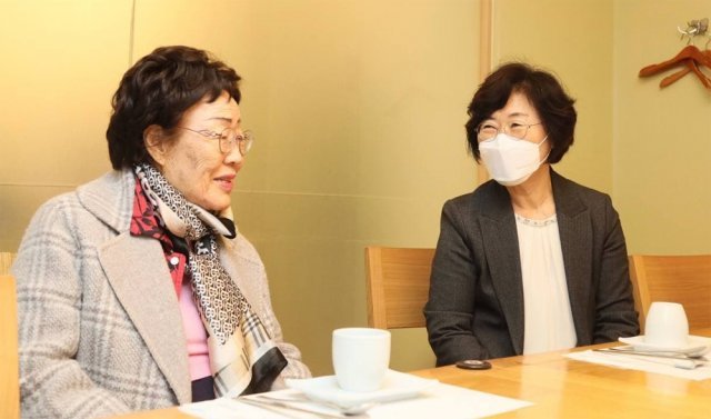 정영애 여성가족부 장관(오른쪽)이 1일 서울 종로구의 한 식당에서 일본군 위안부 피해자인 이용수 할머니와 대화하고 있다. 뉴시스