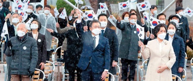 문재인 대통령이 1일 서울 종로구 탑골공원에서 열린 3·1절 기념식에서 부인 김정숙 여사(앞줄 오른쪽), 독립운동가 임우철 
애국지사(왼쪽) 등 참석자들과 함께 만세삼창을 한 뒤 태극기를 흔들고 있다. 문 대통령은 이날 “과거의 문제는 과거의 문제대로 
해결해 나가면서 미래지향적인 발전에 더욱 힘을 쏟아야 한다”며 한일관계 복원 의지를 드러냈다. 청와대사진기자단