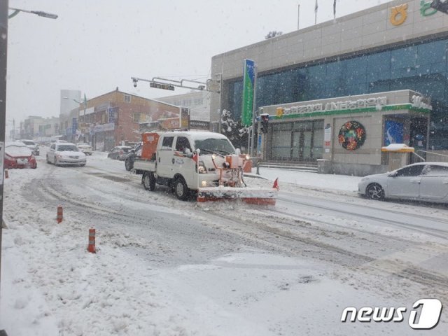 강원지역에 많은 눈이 내린 1일 강원 고성군에서 제설작업이 실시되고 있다.(고성군 제공)2021.3.1