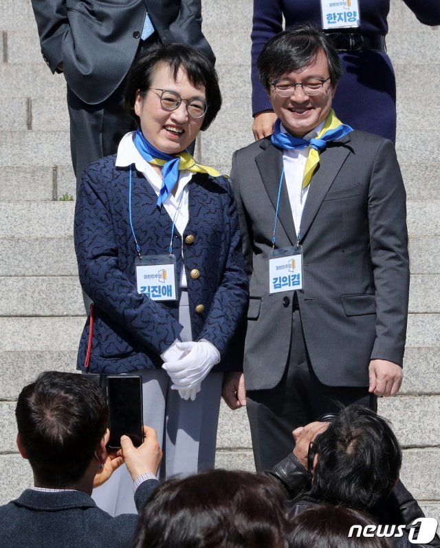 김의겸 전 청와대 대변인(오른쪽)과 김진애 열린민주당 의원./뉴스1 © News1