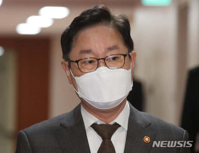 박범계 법무부 장관이 2일 오전 서울 종로구 정부서울청사에서 영상으로 열린 국무회의에 참석하고 있다. 뉴시스