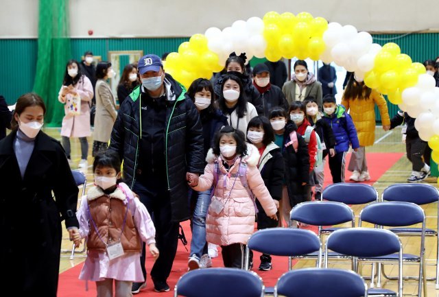 2일 제주 광양초등학교 체육실에서 입학식이 진행되고 있다. 이날 입학한 29명의 학생들은 마스크를 쓰고 발열 검사 후 행사에 참석하고있다. 뉴스1