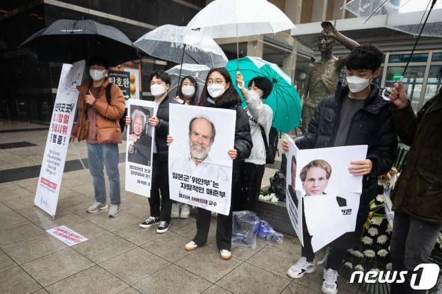 겨레하나 대학생들이 1일 서울 용산역 강제징용노동자상 앞에서 삼일절 201주년을 맞아 전국 동시다발 온라인 항일만세시위를 열고 램지어 교수 등 위안부 역사 왜곡 발언을 한 학계 관련자들을 규탄하고 있다. 2021.3.1/뉴스1 © News1