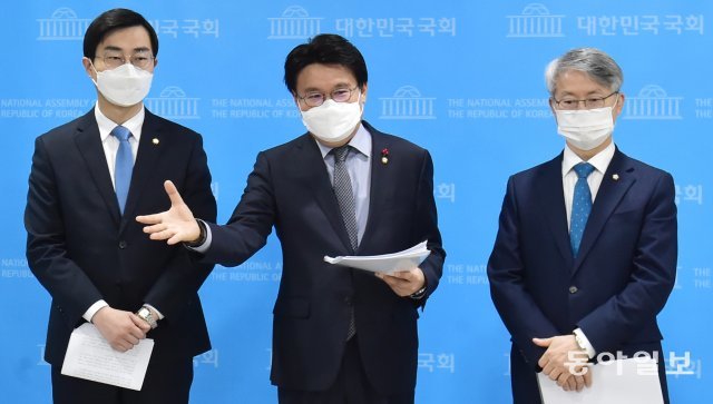 황운하 더불어민주당 의원(가운데)을 포함한 장경태(왼쪽), 민형배 의원이 2월 9일 서울 여의도 국회에서 중대범죄수사청법 발의 기자회견을 하고 있다. 2021.2.9 안철민기자 acm08@donga.com
