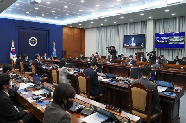 문재인 대통령이 2일 오전 청와대 여민관에서 제9회 국무회의를 주재하고 있다. 뉴스1